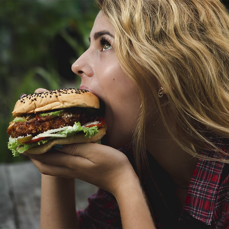 Mujer se come una hamburguesa que le causa celulitis
